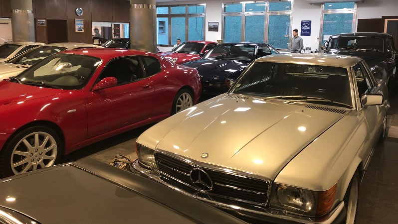 急激なインフレと金利上昇で来客がほとんどいない中古車販売店=ブエノスアイレスで2018年7月17日、清水憲司撮影