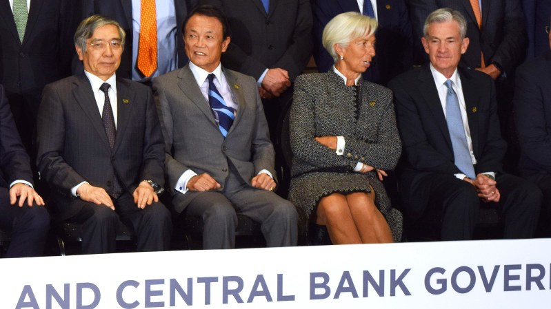 G20財務相・中央銀行総裁会議の記念写真に納まる麻生太郎財務相や米連邦準備制度理事会のパウエル議長ら=ブエノスアイレスで2018年7月21日、清水憲司撮影