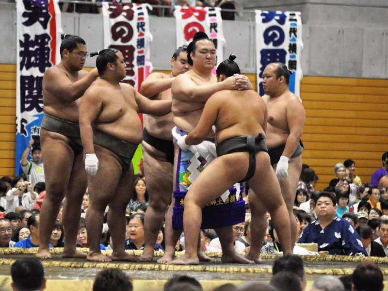 横綱の綱締め実演をする稀勢の里(中央)=茨城県龍ケ崎市で2018年8月9日、飯山太郎撮影