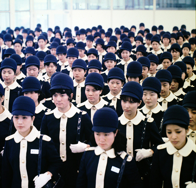 大阪万博 エスコートガイド制服夏用ワンピース万国博覧会1970EXPO’70 写真まとめ】1970年大阪万博のユニホーム ミニスカート流行
