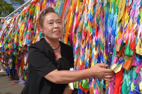 平和祈念式典に参列した山梨県遺族代表の佐野真穂子さん＝長崎市の平和公園で２０１８年８月９日午前９時３６分、上入来尚撮影