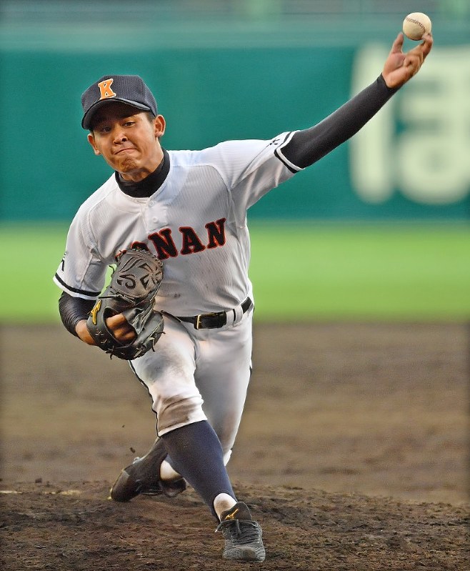 【土浦日大-興南】九回、力投する興南の宮城=阪神甲子園球場で2018年8月9日、渡部直樹撮影