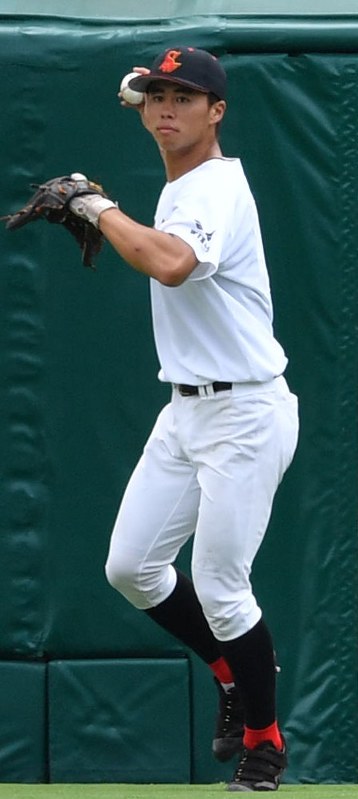 【創志学園－創成館】一回、右翼手として飛球を処理する創成館の松山隆一選手＝阪神甲子園球場で２０１８年８月９日、猪飼健史撮影