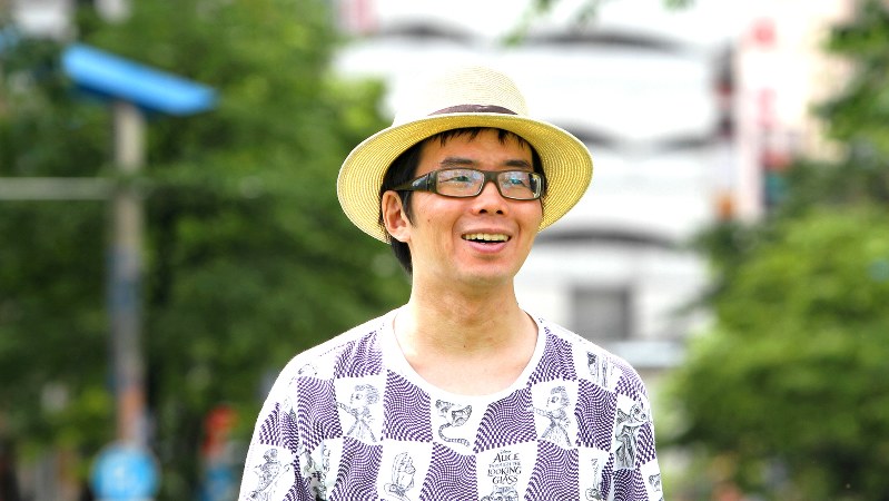 與那覇潤さん=東京都豊島区の南池袋公園で関眞砂子撮影