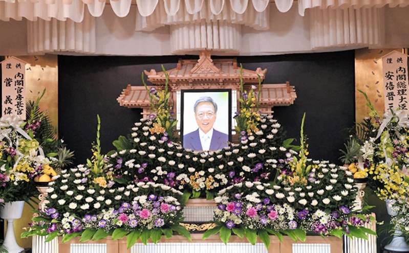 翁長 沖縄県知事死去 沖縄を守る闘い継承 通夜に政界関係者 毎日新聞