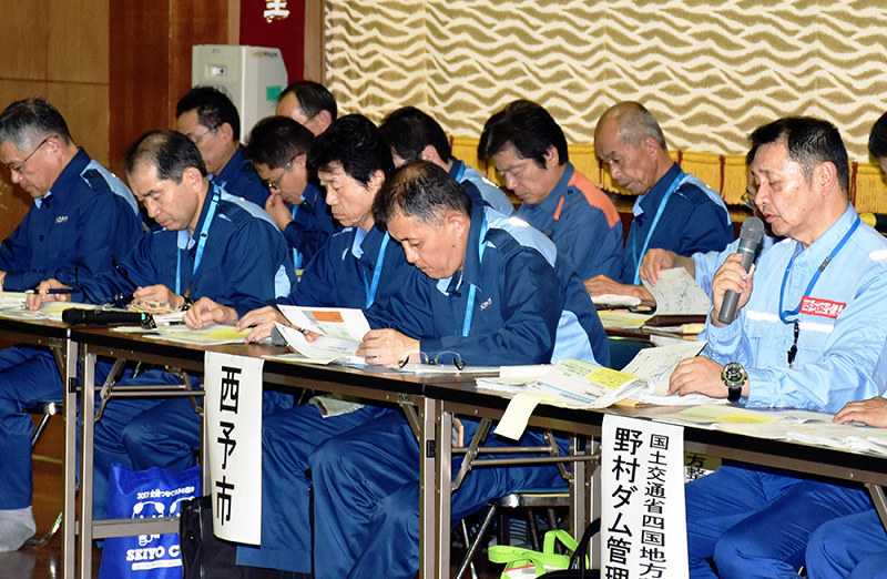 住民らにダム放流の説明をする国土交通省四国地方整備局野村ダム管理所や愛媛県西予市の担当者ら=同市野村町の野村中学校で、遠藤龍撮影