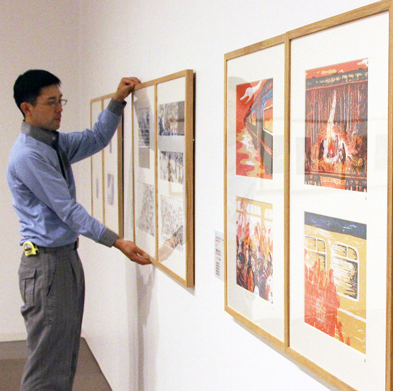 作品の搬入・展示作業が進む「2018 イタリア・ボローニャ国際絵本原画展」会場=兵庫県西宮市中浜町の西宮市大谷記念美術館で、生野由佳撮影
