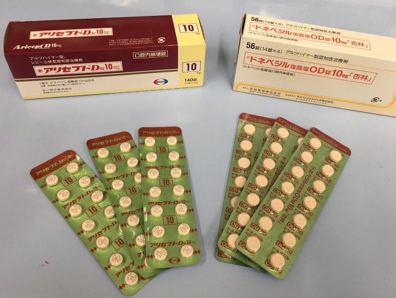 日本国内で承認されている抗認知症薬のうちの一部。右の「ドネぺジル」は「アリセプト」の後発品