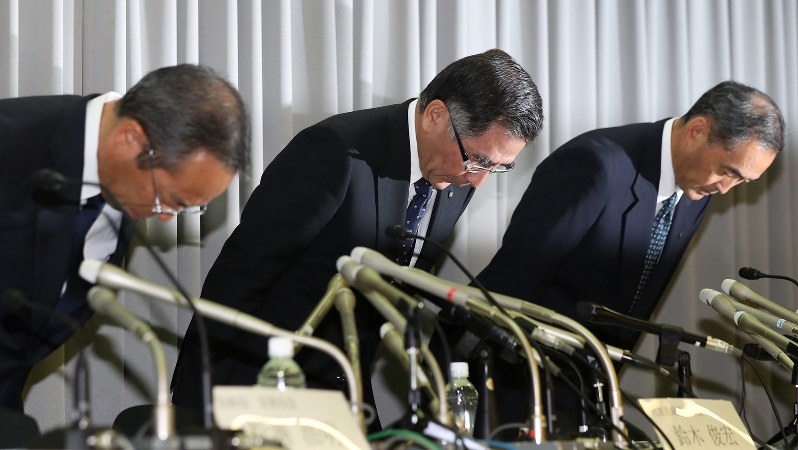 不適切な検査が発覚し、頭を下げるスズキの鈴木俊宏社長(中央)=2018年8月9日、佐々木順一撮影