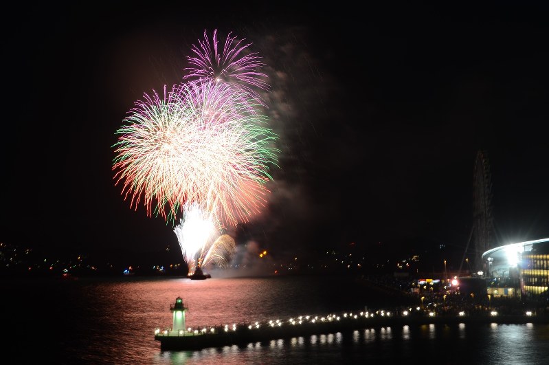 海峡の夜空を彩る花火=山口県下関市唐戸町で2018年8月13日午後7時49分、上村里花撮影