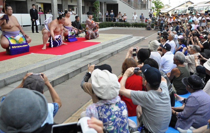 復興への願いを込めて披露された土俵入り=仙台市若林区で2018年8月13日、飯山太郎撮影