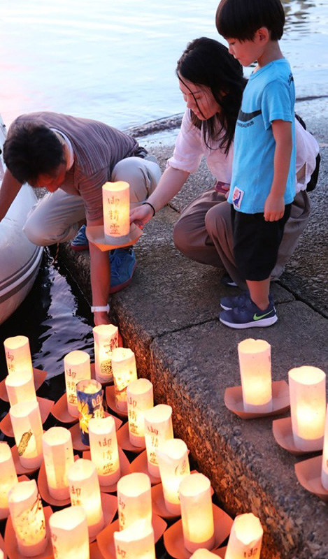 石州和紙灯ろうまつり 灯籠に 祈り 乗せ 浜田 三隅川で５００個流す 島根 毎日新聞