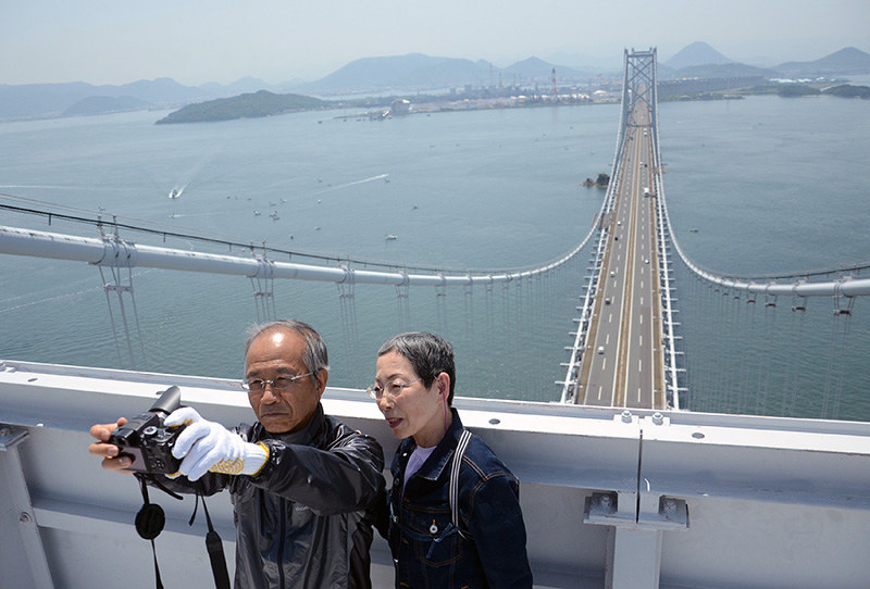 スカイツアーで塔頂からの眺めを楽しむ人たち=香川県内で2014年5月17日、古川宗撮影