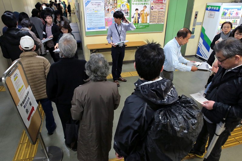 衆院選 投票所遠いと 期日前 増 有権者の傾向 前回意識調査 毎日新聞