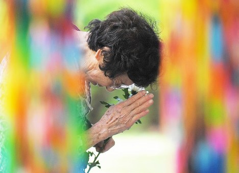 終戦の日に戦没者を悼み手を合わせる女性＝東京都千代田区の千鳥ケ淵戦没者墓苑で２０１８年８月１５日午前９時５９分、手塚耕一郎撮影