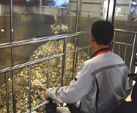 巨大クレーンを操るコントロールルーム。きれいな室内に異臭などはない＝北京市朝陽区で２０１８年７月９日、赤間清広撮影