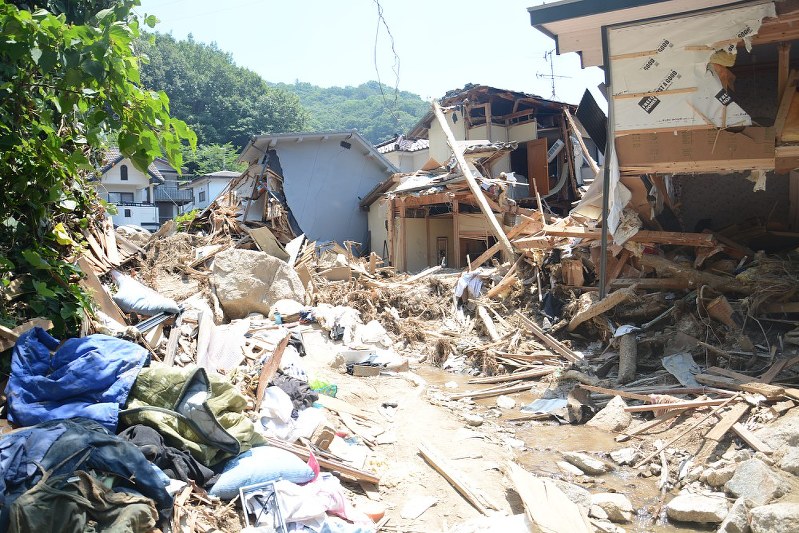 土石流によって破壊された民家=広島市安芸区で7月15日、石川将来撮影