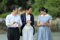 静養のため須崎御用邸を訪れ、三井浜で拾った貝殻を手に話をされる皇太子ご夫妻と長女愛子さま＝静岡県下田市で２０１８年８月１６日午後２時５４分（代表撮影）