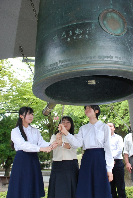 終戦の日 平和の鐘鳴らし祈る 広島 平和記念公園 毎日新聞