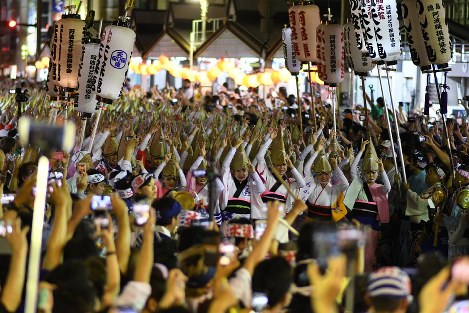 「総踊り」を強行する阿波おどり振興協会の踊り手たち＝徳島市で２０１８年８月１３日午後１０時２５分、大坂和也撮影