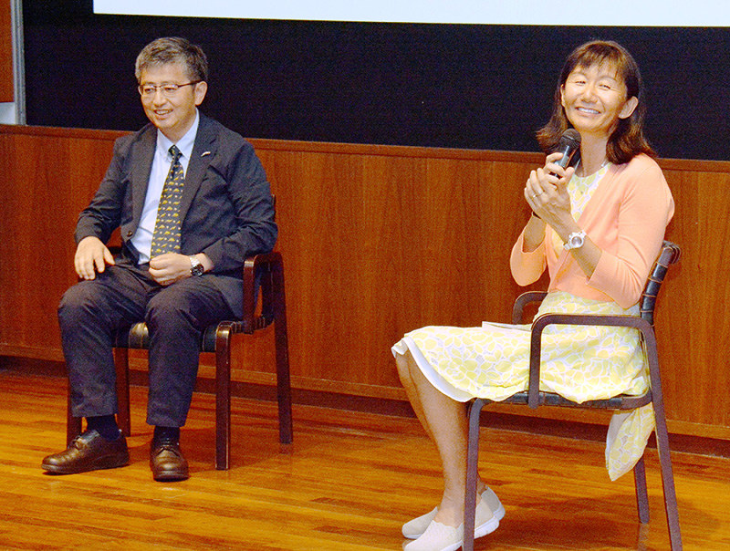 「奇抜な発想を大事にしましょう」と真鍋博と星新一がつくった世界を大切に語る真鍋真さん(左)と星マリナさん=松山市堀之内の県美術館で、松倉展人撮影