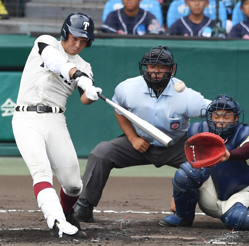 【高岡商-大阪桐蔭】三回裏大阪桐蔭1死一、二塁、中川が左中間に2点二塁打を放つ(捕手・筏)=阪神甲子園球場で2018年8月16日、猪飼健史撮影