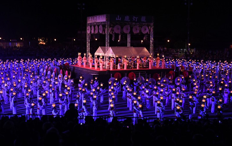 Kumamoto Pref. night lit up by 1,000-woman lantern dance