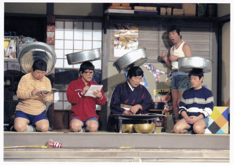 1998年4月16日放送の「ドリフ大爆笑」の一場面。前列左から高木ブー、仲本工事、いかりや長介、加藤茶。後ろで立っているのが志村けん=イザワオフィス提供