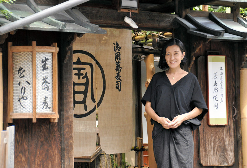 550年以上の歴史を持つ老舗そば屋を継いだ写真家の稲岡亜里子さん=京都市中京区で