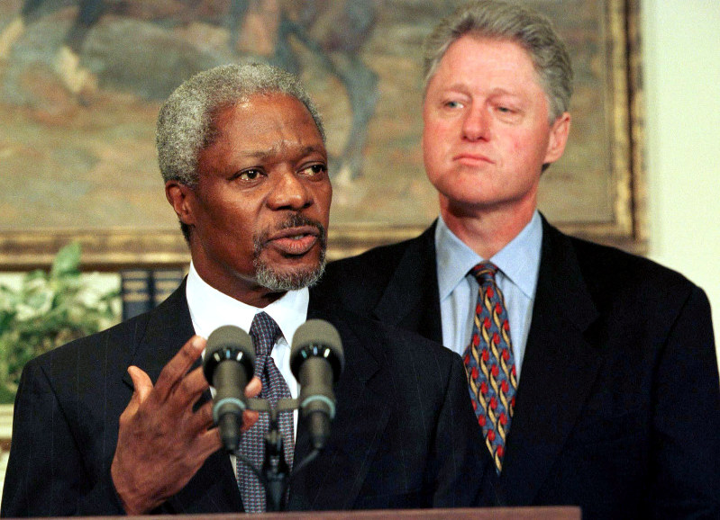 クリントン米大統領(当時)との会談後に会見するアナン氏(左)=1997年1月23日、ロイター