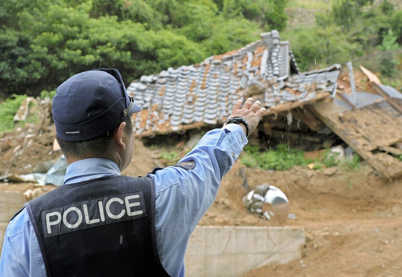 西日本豪雨で救助活動に入った地区で、被害状況を説明する政岡敬志さん=広島県三原市で2018年8月15日、山田尚弘撮影