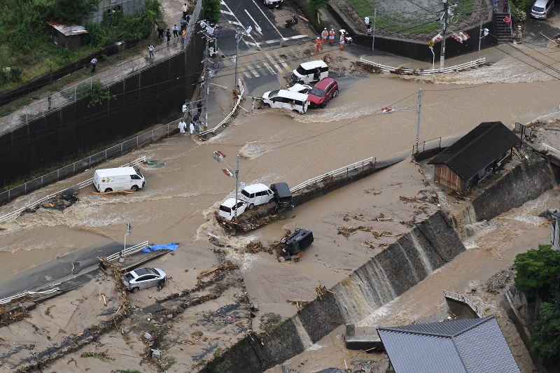 濁流にのまれた広島市安芸区の市街地=2018年7月7日午前9時59分、本社ヘリから上入来尚撮影
