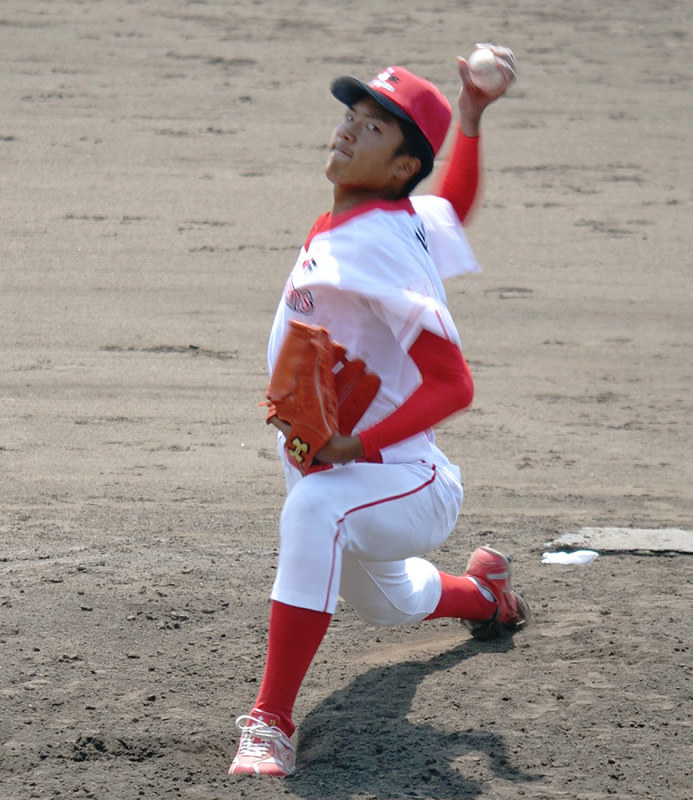 社会人野球選手として初めての公式戦で5回を零封したジェイエフエフシステムズ硬式野球部の鎌田投手=兵庫県姫路市飯田のウインク球場で、田畑知之撮影