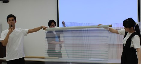 プレゼンテーションする東京造形大学の学生