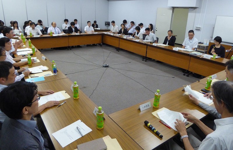 ゲノム編集で作った生物の規制について議論する環境省の有識者検討会=東京都千代田区で20日、千葉紀和撮影