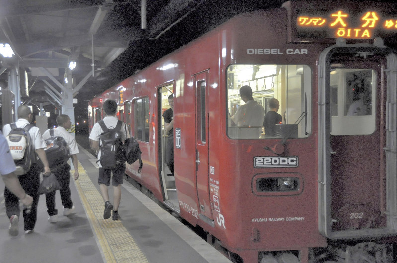 出発を待つ久大線日田発大分行きの最終列車。多くの高校生が利用している=大分県日田市のJR日田駅で7月、石田宗久撮影