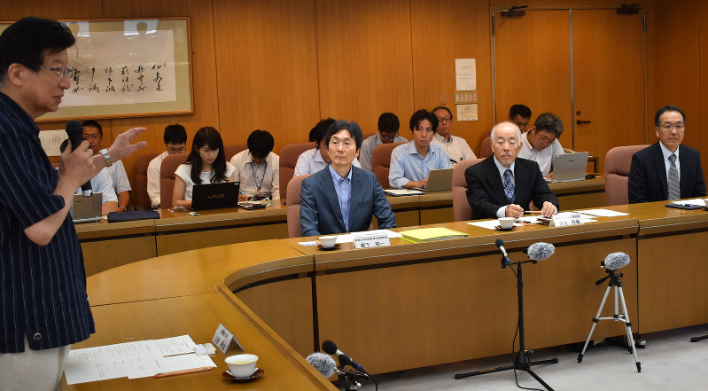 南アルプス自然環境有識者会議の初会合であいさつする川勝平太知事(左端)=静岡県庁で2018年8月8日、島田信幸撮影
