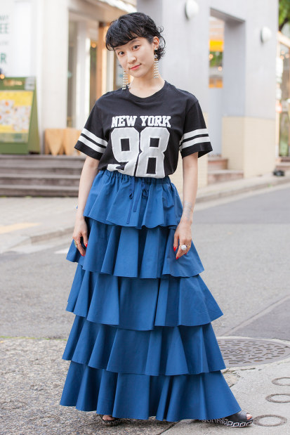 ティアードスカートをはいた女性＝日本ファッション協会提供