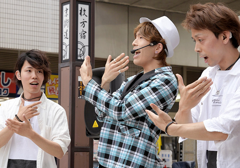 ともに ２０２０バリアーゼロ社会へ 目で聴く音楽 共感 障害の有無超える オイカゼ ３人グループ 手話で歌詞や情感表現 毎日新聞