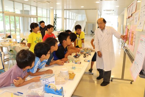 一番人気は、「振動を科学する」をテーマに平山好孝講師が行った「ひらりん先生の科学工作教室 」