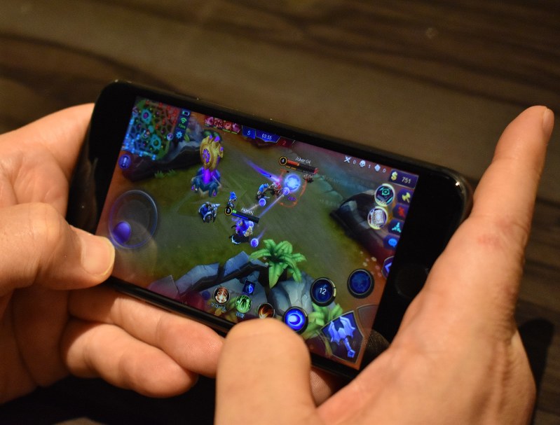 人気のあるゲームの多くは、利用者同士が仲間になって敵を倒していくという内容だ=五味香織撮影
