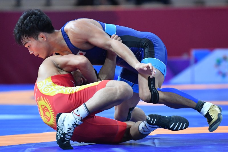 男子グレコローマン60キロ級決勝で勝利した太田忍(上)=ジャカルタで2018年8月21日、宮間俊樹撮影