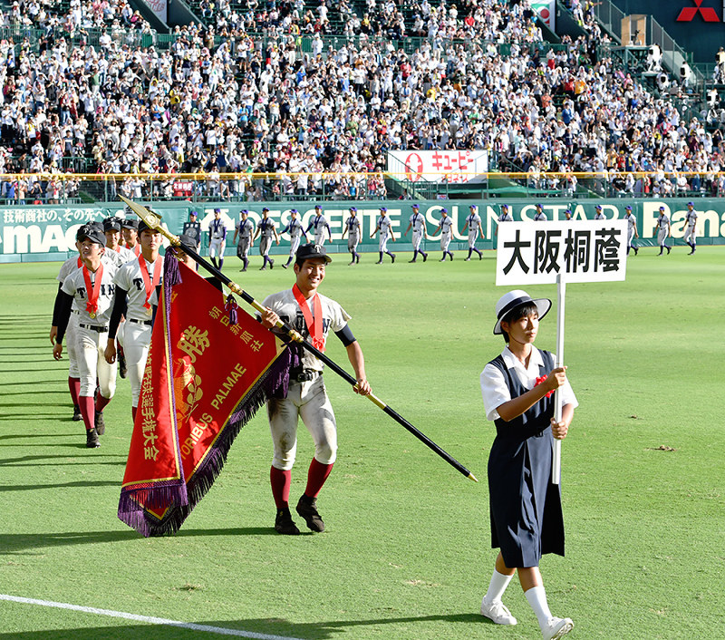 優勝旗を先頭に場内一周する大阪桐蔭の選手たち=阪神甲子園球場で、平川義之撮影