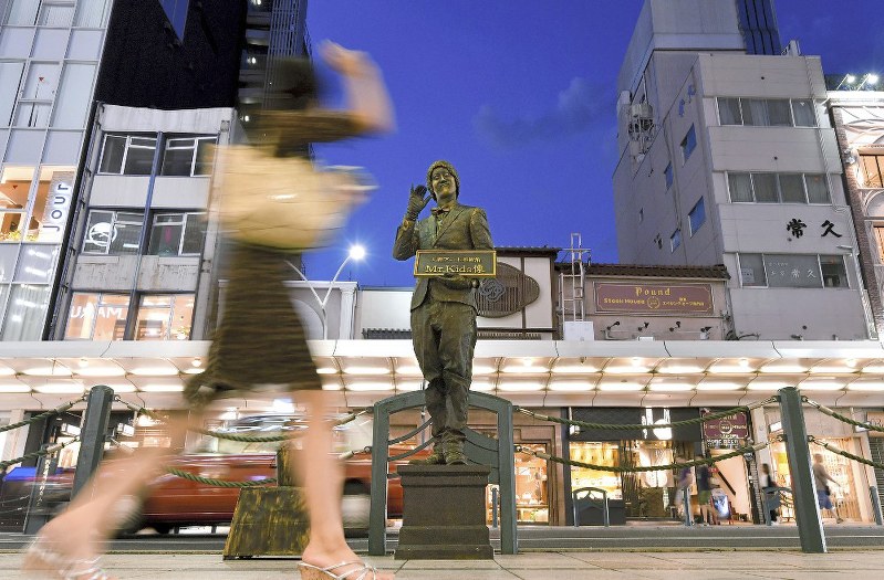 京都 動いた 銅像になりきるパフォーマー 毎日新聞