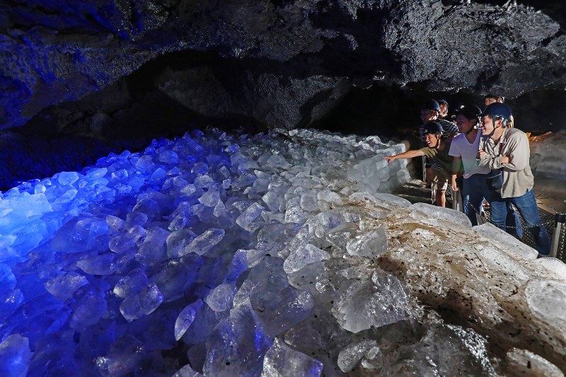 富士山 鳴沢氷穴 天然の涼 求め続々 毎日新聞