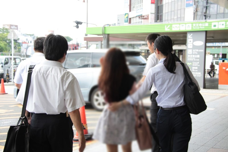 インターネットに援助交際を持ちかける書き込みをしたとして「サイバー補導」される少女(中央)=大阪市天王寺区で8月、宮川佐知子撮影(画像の一部を加工しています)