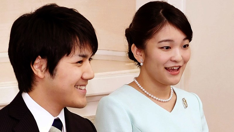 秋篠宮家の長女・眞子さまと小室圭さん=2017年9月3日、婚約内定の記者会見で(代表撮影)