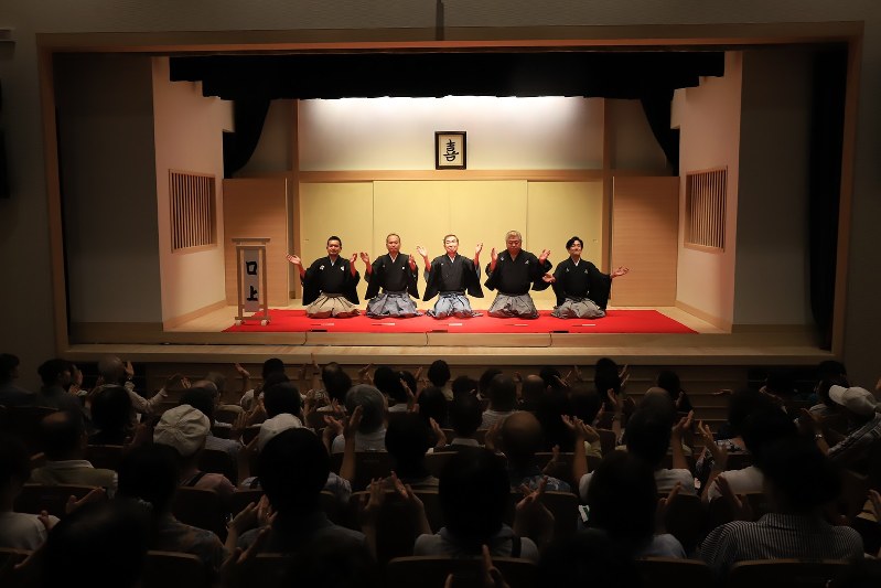 喜楽館のこけら落とし公演で手締めをする桂文枝名誉館長(中央)や笑福亭仁智・上方落語協会会長(左から2人目)=神戸市兵庫区で7月11日(代表撮影)