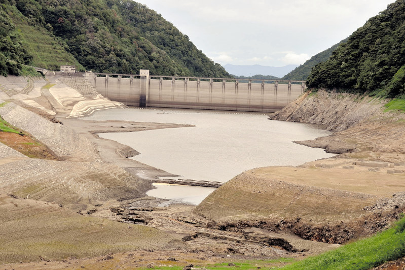 貯水率がゼロになり、ダム底の一部が露出した新宮川ダム=福島県会津美里町松坂で2018年8月24日午後0時16分、湯浅聖一撮影