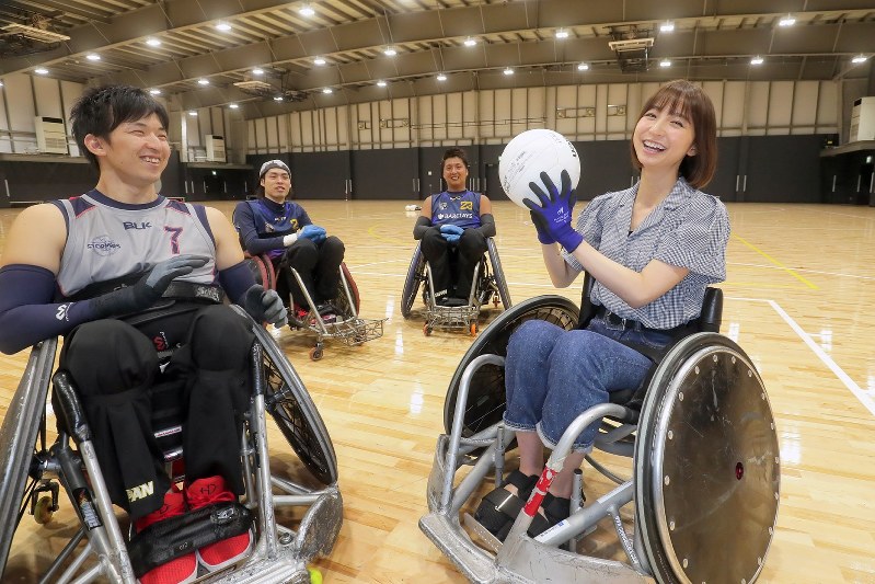 車いすラグビーを体験し、笑顔を見せる篠田麻里子さん(右)=和田大典撮影